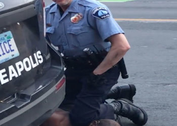 Despiden a 4 policías en Minneapolis tras la muerte de un hombre negro inmovilizado en un arresto