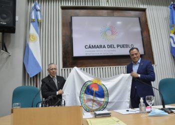 Asociación Sanmartiniana entregó Bandera de la Libertad Civil a Eugenio Quiroga