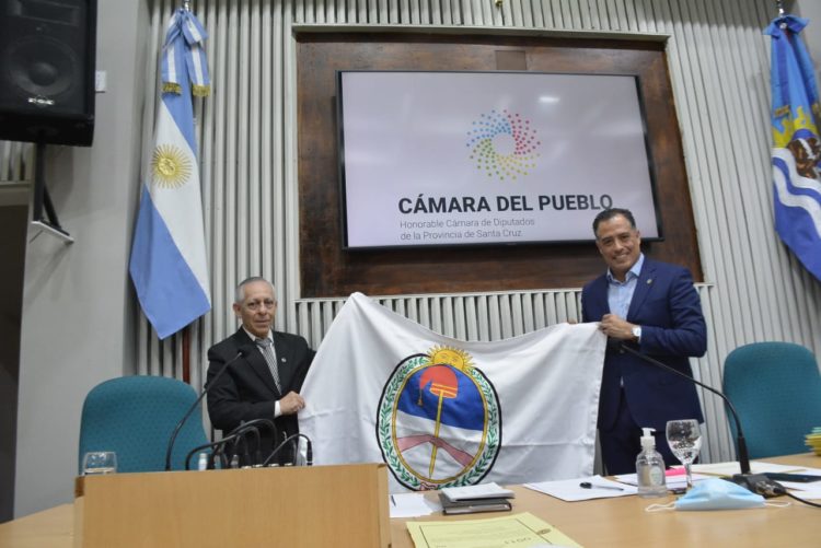 Asociación Sanmartiniana entregó Bandera de la Libertad Civil a Eugenio Quiroga