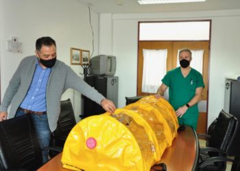 Quiroga entregó las camillas Covid al Hospital Zonal