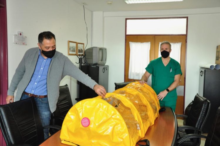 Quiroga entregó las camillas Covid al Hospital Zonal