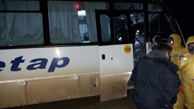 Operativo sanitario intercepta colectivo petrolero de Comodoro intentando ingresar por caminos alternativos