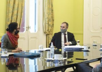 El Gobierno analiza aumentar al 35 por ciento la alícuota de Ganancias para las empresas