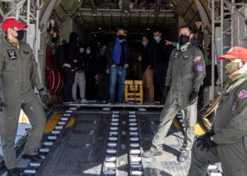 Salud mandó médicos en el Hércules a Salta, Jujuy, Mendoza y Santa Cruz para evitar el colapso sanitario