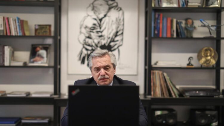 En el Gobierno festejan la peronización de Alberto y que dejó de hablar de Alfonsín