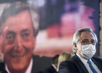 Alberto fue a pie al homenaje a Kirchner y lloró