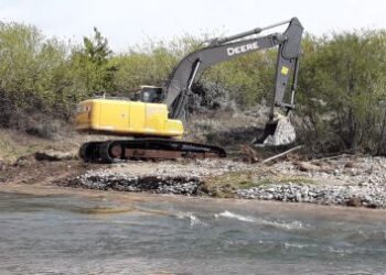 Se realizan tareas de contención del Río Los Antiguos