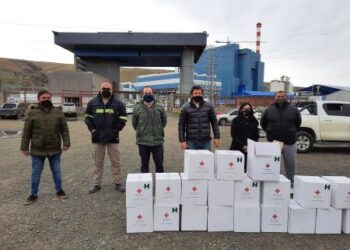 Vialidad Provincial entregó kits de ayuda humanitaria de la Cruz Roja a las localidades de la Cuenca Carbonífera