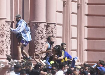 Minutos críticos de la toma de la Rosada: Se evaluó evacuar a Alberto y Wado protegió a Cristina