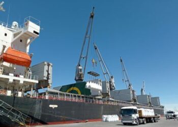 El puerto de Puerto Deseado trabaja en su segundo operativo de exportación de cemento