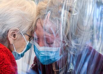 El mundo se acerca al millón y medio de muertos, que no da respiro en Asia