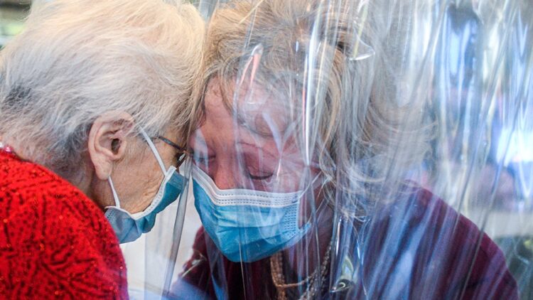 El mundo se acerca al millón y medio de muertos, que no da respiro en Asia