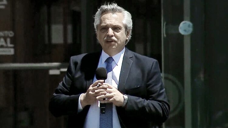 Fernández dio negativo de coronavirus pero se aislará por un positivo de Béliz