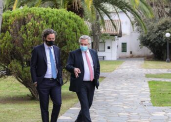 En el Gobierno preocupa que los países vecinos empiecen a vacunar y en Argentina no haya dosis