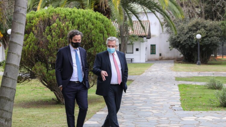 En el Gobierno preocupa que los países vecinos empiecen a vacunar y en Argentina no haya dosis