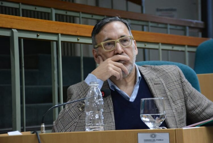 Pérez Gallart: “El gobierno debe permitir la participación y el control de los vecinos de Caleta Olivia para solucionar el problema del agua”