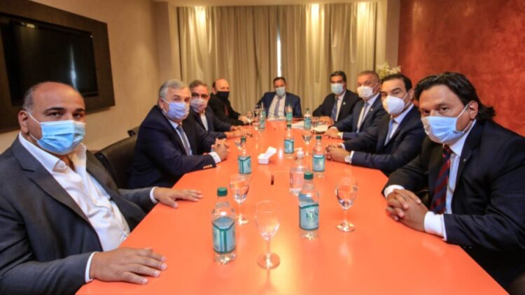 Sin señales sobre las PASO, los gobernadores amenazan con adelanto masivo de las elecciones