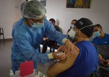 El personal de primera línea del Hospital Distrital Pico Truncado recibió la primera dosis de la vacuna Sputnik V