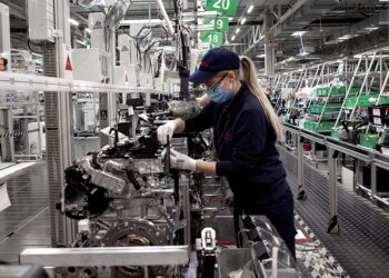 Prorrogan la prohibición de despedir empleados y el pago de la doble indemnización