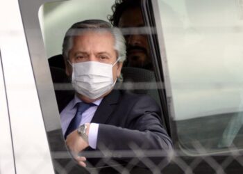 Segun una encuesta crece la imagen negativa de Alberto y Cristina