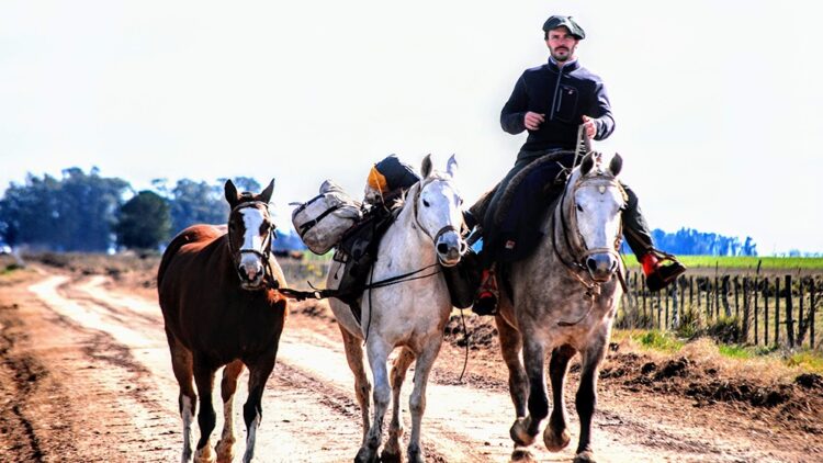 Emprendió un viaje de 9.000 kilómetros a caballo para conocer a fondo el país