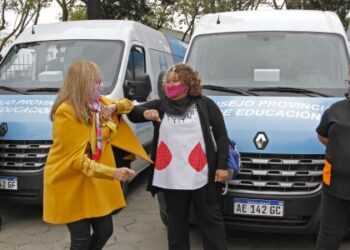 Diez Escuelas Especiales recibieron nuevos medios de transporte para estudiantes