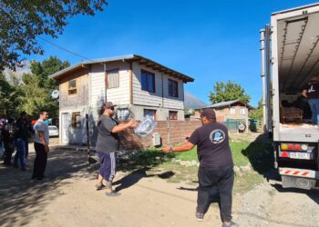 Comenzó la distribución de los alimentos recolectados por petroleros para los damnificados de la comarca andina