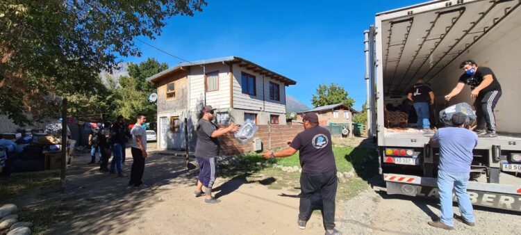 Comenzó la distribución de los alimentos recolectados por petroleros para los damnificados de la comarca andina