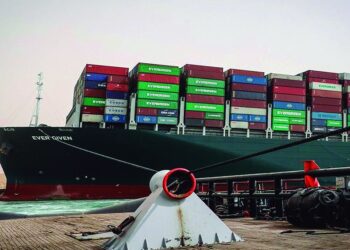 Desencallaron el buque y se reanudó la navegación por el Canal de Suez