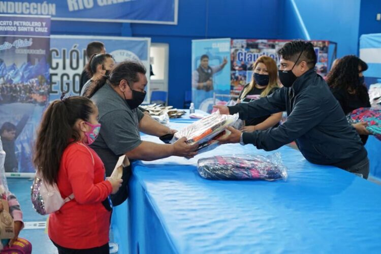 Un derecho adquirido: Por 7mo año consecutivo, los petroleros reciben kits escolares