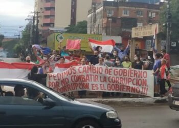 Paraguay. Decenas de miles de manifestantes repudian en las calles al gobierno corrupto de Abdó Benítez // Fuerte represión y activa resistencia que llegó a rebasar a la policía obligándolos a alzar bandera blanca