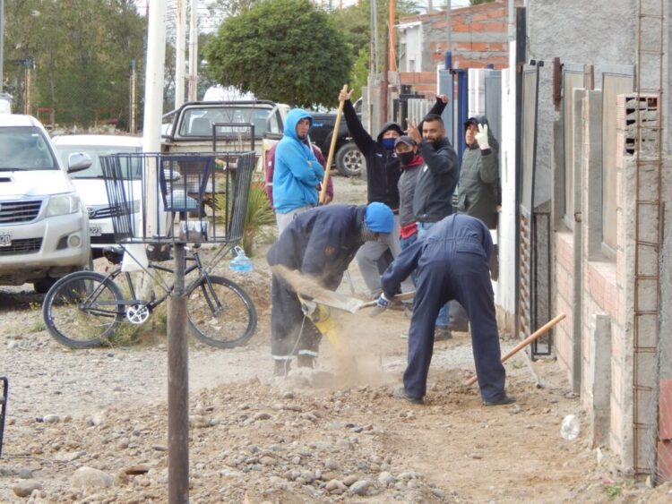 Pico Truncado: El municipio iniciò obra de edificaciòn de veredas
