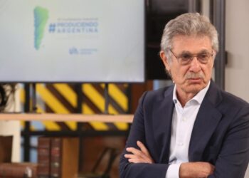 Denuncian a Sigman y AstraZeneca en la justicia federal por cobrar y no traer las vacunas