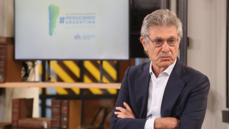 Denuncian a Sigman y AstraZeneca en la justicia federal por cobrar y no traer las vacunas