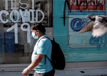 Chile comienza a reabrir Santiago pero mantiene el cierre de las fronteras