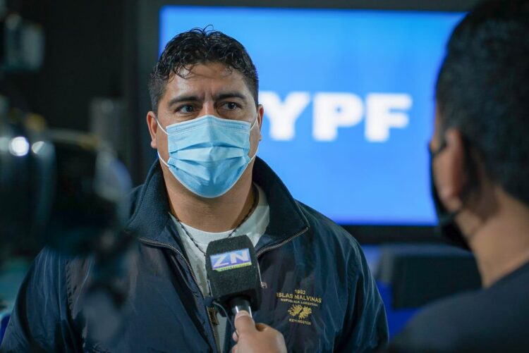 Claudio Vidal exigió a las operadoras que realicen la vacunación gratuita de los trabajadores petroleros