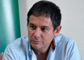 El senador Eduardo Costa está internado, con asistencia respiratoria