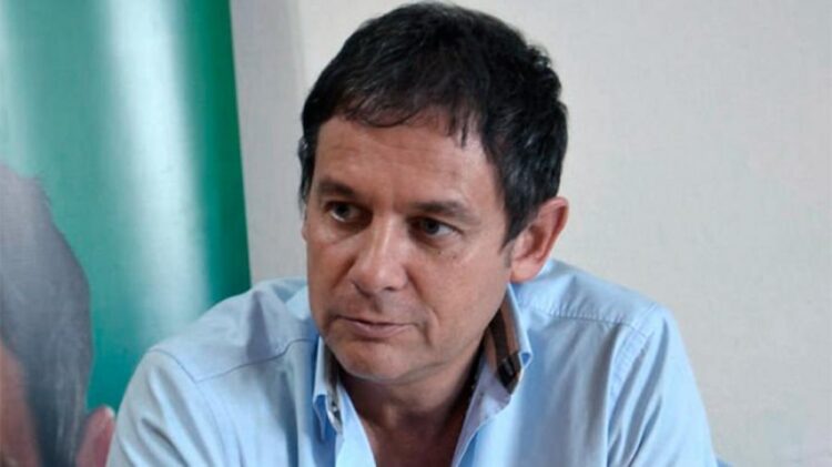 El senador Eduardo Costa está internado, con asistencia respiratoria