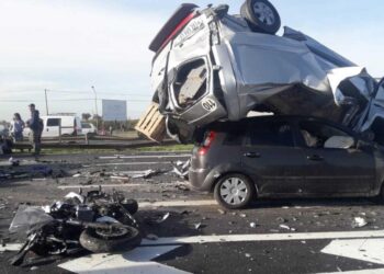 Un muerto y al menos seis heridos en un choque múltiple en el Acceso Norte
