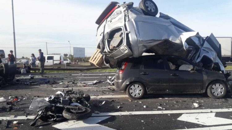 Un muerto y al menos seis heridos en un choque múltiple en el Acceso Norte