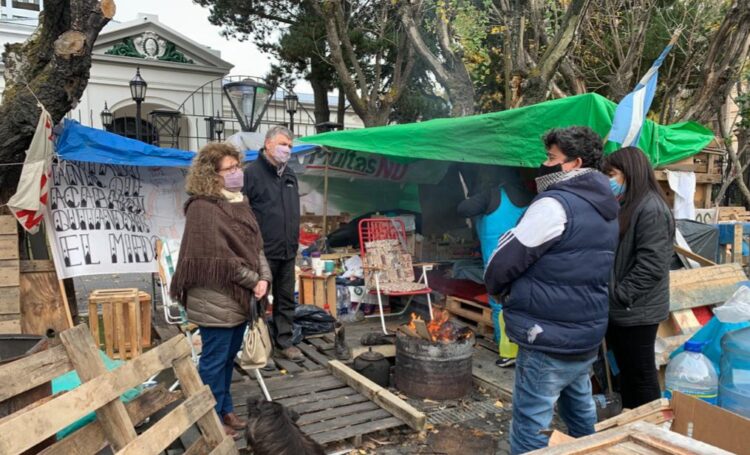 “Gobernadora y Ministro de Salud: su indiferencia agrava lo que está pasando en los hospitales y afuera de Casa de Gobierno”