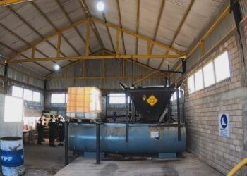 Santa Cruz puso en funcionamiento la primera planta sistematizada semiautomáticamente de líquido antihielo