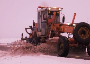 Vialidad Provincial realiza tareas de despeje de nieve y distribución de sal en rutas