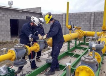 Realizan tareas de mantenimiento y acondicionamiento en estaciones reguladoras de distintas localidades