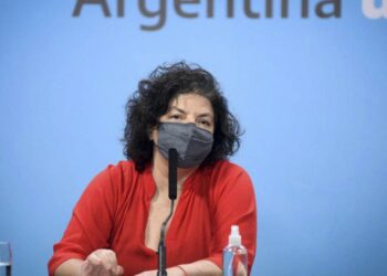 Vizzotti viajó a Reino Unido en medio del conflicto de los varados y la amenaza de la cepa Delta