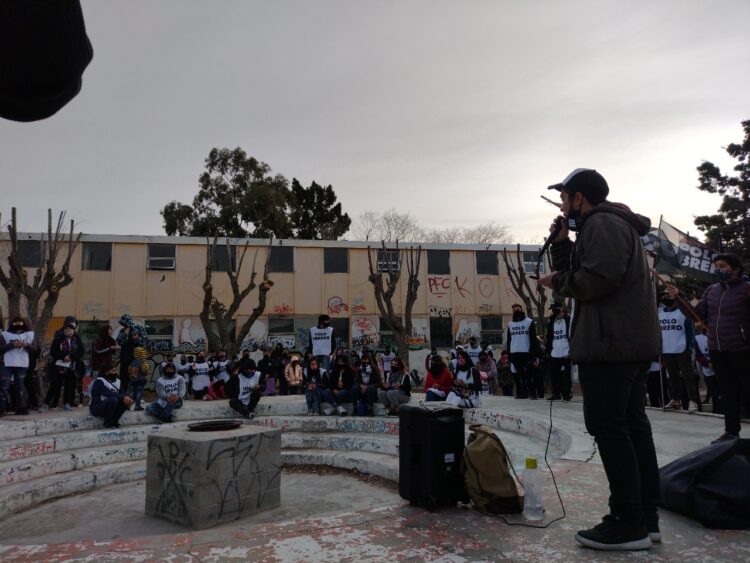 Enorme asamblea de la Juventud del Polo Obrero en Caleta Olivia
