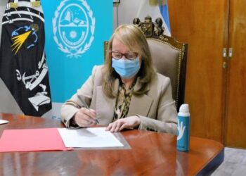 Se concretó la firma de escrituras de tierras a habitantes de El Chaltén