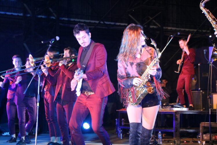 LA FIESTA DE EL CALAFATE CON LA DELIO VALDÉZ