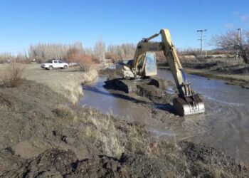 Concretan trabajos de limpieza para asegurar el abastecimiento de agua en Gobernador Gregores
