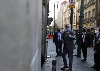 Felipe Solá, furioso porque lo echaron por teléfono en medio del viaje a México